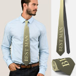 Trauzeuge Hochzeit Verlobung elegantes Zubehör Krawatte<br><div class="desc">Diese schöne Krawatte zeigt das Wort Trauzeuge in hellbeige Gelb auf einem dunkelbraunen gelben Farbverlauf. Ein lustiger,  aber subtiler und stilvoller Weg,  um Ihr Hochzeitsoutfit zu ergänzen oder eine lustige Drehung für Hochzeitsfeiern Fotos hinzuzufügen.</div>