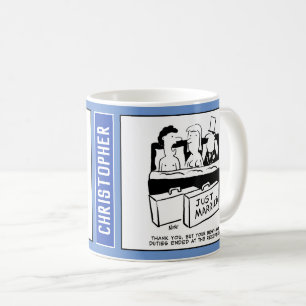 Trauzeuge liegt mit Braut und Bräutigam im Bett. Kaffeetasse
