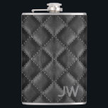 Trauzeuge mit einprägtem Monogramm-Schwarzleder Flachmann<br><div class="desc">Diese Monogramm-Flasche verbindet zeitlosen Stil mit einer modernen Drehung und bietet ein raffiniertes und personalisiertes Geschenk für Ihren Trauzeuge. Die elegante Lederfassade erinnert an echtes Leder und ist grausam,  ökologisch und preiswert.</div>