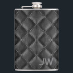 Trauzeuge mit einprägtem Monogramm-Schwarzleder Flachmann<br><div class="desc">Diese Monogramm-Flasche verbindet zeitlosen Stil mit einer modernen Drehung und bietet ein raffiniertes und personalisiertes Geschenk für Ihren Trauzeuge. Die elegante Lederfassade erinnert an echtes Leder und ist grausam,  ökologisch und preiswert.</div>