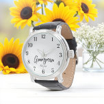Trauzeuge Schwarz-weiße Skripthochzeit Armbanduhr<br><div class="desc">Trauzeuge Wedding Watch in Schwarz-weißer Schrift für Hochzeit. Karo unten in unserer Shop-Kollektion für passende Artikel.</div>