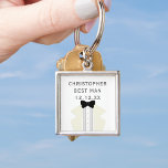Trauzeuge Tuxedo Wedding Black Krawatte Schlüssela Schlüsselanhänger<br><div class="desc">Suchen Sie ein schönes Geschenk für Ihren Trauzeuge mit einem Elfenbeintuxedo mit einer schwarzen Bogen-Krawatte? Dann sind Sie in den richtigen Laden gekommen. Fügen Sie einfach Ihren Namen und Ihr Hochzeitsdatum zu diesem schönen silbernen Schlüsselanhänger hinzu</div>