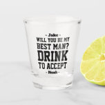 Trauzeuge Vorschlag trinken, um den Funny Classic  Schnapsglas<br><div class="desc">Lassen Sie sich die Hochzeitsfeier stilvoll mit einem lustigen personalisierten Trauzeuge-Angebot Schuss Glas starten. Das Design verfügt über stilvolle moderne Typografen-Namen und eine anpassbare Anfrage lesen "Werden Sie mein Trauzeuge? Trinken Sie, um zu akzeptieren". Der gesamte Text ist einfach anzupassen oder zu löschen. Diese einzigartige und originelle Brille macht aus...</div>