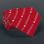 Trauzeuge Wiederholen von weißem Text auf Rot Krawatte<br><div class="desc">Diese lustige Krawatte ist das perfekte Accessoire für die Trauzeugen bei Ihrer Hochzeit. Es zeichnet sich durch ein schlichtes und dennoch elegantes Design aus, wobei das Wort "Trauzeuge" in extravaganter, weißer Hauptstadt geschrieben ist und in einem diagonalen Muster auf einem roten Hintergrund wiederholt wird. Ideal, um Ihrer Hochzeitsfeier ein wenig...</div>