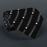 Trauzeuge Wiederholt weißen Text auf schwarz Krawatte<br><div class="desc">Diese lustige Krawatte ist das perfekte Accessoire für die Trauzeugen bei Ihrer Hochzeit. Es zeichnet sich durch ein schlichtes und dennoch elegantes Design aus, wobei das Wort "Trauzeuge" in extravaganter, weißer Hauptstadt geschrieben ist und in einem diagonalen Muster auf schwarzem Hintergrund wiederholt wird. Ideal, um Ihrer Hochzeitsfeier ein wenig Klasse...</div>