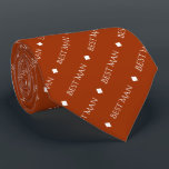 Trauzeuge Wiederholter Weißtext auf Rostorn Krawatte<br><div class="desc">Diese lustige Krawatte ist das perfekte Accessoire für den Trauzeuge bei Ihrer Hochzeit. Es zeichnet sich durch ein schlichtes und dennoch elegantes Design aus, wobei die Worte "Trauzeuge" in extravaganter, weißer Hauptstadt geschrieben sind und in einem diagonalen Muster auf rostorangefarbenem oder gebranntem Hintergrund wiederholt werden. Es gibt Diamanten, die den...</div>
