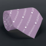 Trauzeuge Wiederholung des weißen Textes auf dem L Krawatte<br><div class="desc">Diese lustige Krawatte ist das perfekte Accessoire für die Trauzeugen bei Ihrer Hochzeit. Es zeichnet sich durch ein schlichtes und dennoch elegantes Design aus, wobei das Wort "Trauzeuge" in extravaganter, weißer Hauptstadt geschrieben ist und in einem lila oder lavenfarbenen Hintergrund in diagonaler Form wiederholt wird. Ideal, um Ihrer Hochzeitsfeier ein...</div>