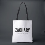 Trauzeugen gibt Masculine Wedding Party Trauzeuge Tasche<br><div class="desc">Dieser stilvolle Trauzeuge Tote-Sack enthält den Namen, den Titel und das Datum der Trauzeugen, die in einer minimalistisch fett gedruckten Typografie geschrieben sind. Fügen Sie einfach die Namen der Trauzeugen, ihren Titel und ihr Datum in den personalize-Bereich, um Ihre eigenen Hochzeitsgeschenke zu erstellen. Obwohl hier als Trauzeuge Tote Tasche, leicht...</div>