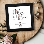 Trauzeugin Floral Letter Boho Wedding Keepake Erinnerungskiste<br><div class="desc">Halten Sie die Geschenkboxen, um für Ihre Trauzeugin zu personalisieren. Trauzeugin wird mit neutralen Boho Blumenbriefen und handgeschriebenen Schriften geschrieben. Sie können auch den Namen der Braut und Bräutigam und ihren Hochzeitstag hinzufügen, der einen koordinierenden Blumenampersand umrahmt. Eine schöne Hochzeitsfeier, die für eine Hochzeit im Herbst, eine Blumenhochzeit, eine Hochzeitsfeier...</div>