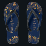 Trauzeugin Gold Foliage Flip Flops<br><div class="desc">Diese wunderschönen, goldblauen Blätterflops mit blauen Trauzeuginnen haben einen dunkelblauen Hintergrund, der mit einem aufwändigen, goldblühenden Blumenmuster und einer individuell gestaltbaren modernen Typografie geschmückt ist. Die Kombination der reichen Marine mit dem schimmernden Gold schaffen eine elegante und luxuriöse Ästhetik. Es ist ein schönes Geschenk für Ihr Brautparty. Anzeigen der Auflistung...</div>