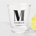 Trauzeugin Monogramm Name Shotglas Schnapsglas<br><div class="desc">Moderne Typografie minimalistisches Monogramm Namensdesign,  das auf Personalisierung umgestellt werden kann. Ideal,  um Ihrer Trauzeugin für all ihre Hilfe und Unterstützung zu danken,  um Ihre Hochzeit phantastisch zu machen.</div>