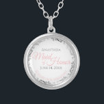 Trauzeugin Necklace Pink & Gray Versilberte Kette<br><div class="desc">Diese Halsketten sind so konzipiert, dass sie der Trauzeugin in Ihrer Hochzeitsfeier einen Vorzug geben. Sie sind für die Koordination mit unserer Pink & Gray Elegant Wedding Suite konzipiert und zeichnen sich durch ein schlichtes und elegantes Design mit weißem Hintergrund, Pink & Gray und einem silberfarbenen Imitat aus. Ein perfekter...</div>