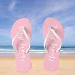 Trauzeugin Trendrosa Farbe Flip Flops<br><div class="desc">Gönnen Sie Ihren Hochzeitsjungfrauen diese stilvollen Flip-Flops aus Trauzeugin,  die eine trendige,  hellrosa Farbe mit weißem,  stilisiertem Drehbuch haben,  um Ihr ähnliches Hochzeitsfarbschema zu ergänzen. Wählen Sie die Größe des Fußes zusammen mit anderen Optionen. Sie können Ihre Flip-Flops anpassen,  um die Farbe an Ihre Wünsche anzupassen.</div>