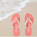 Trauzeugin Trendy Coral Color Flip Flops<br><div class="desc">Geschenke deinen Hochzeitsjungfrauen mit diesen stilvollen Trauzeugin Flip Flops,  die eine trendige Korallenfarbe sind,  zusammen mit einem weißen,  stilisierten Drehbuch,  um dein ähnliches Hochzeitsfarbschema zu ergänzen. Wählen Sie die Größe des Fußes zusammen mit anderen Optionen. Sie können Ihre Flip-Flops anpassen,  um die Farbe an Ihre Wünsche anzupassen.</div>