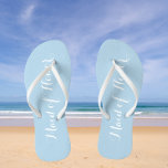 Trauzeugin Trendy Light Blue Flip Flops<br><div class="desc">Gönnen Sie Ihren Hochzeitsjungfrauen diese stilvollen Trauzeuginnen-Flip-Flops,  die eine trendige,  pulverblaue Farbe haben,  zusammen mit einem weißen,  stilisierten Drehbuch,  um Ihr ähnliches Hochzeitsfarbschema zu ergänzen. Wählen Sie die Größe des Fußes zusammen mit anderen Optionen.</div>