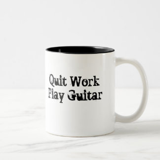 Travail stoppé, tasse de café de guitare de jeu