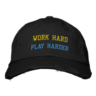 TRAVAILLER DUR JOUER DUR CASQUETTE