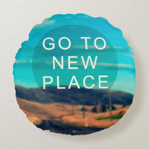 Travel inspiration quote - Go to new place. Retro Rundes Kissen