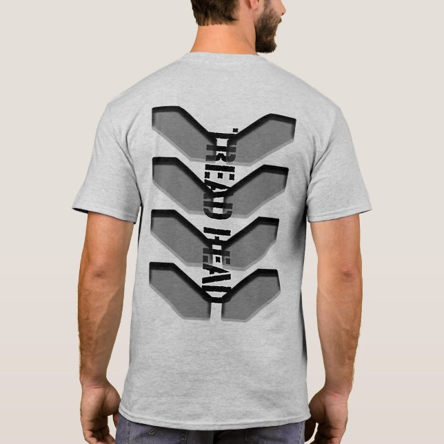 "TREAD HEAD" in grauem T - Shirt (Rückseite)