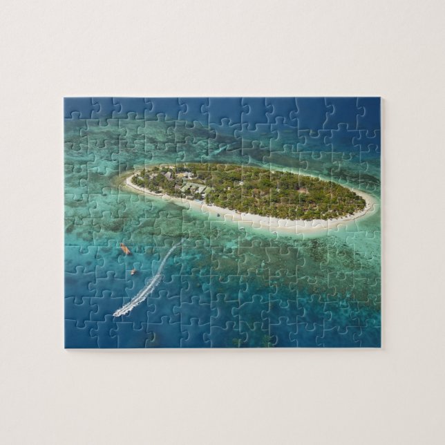 Treasinsel Resort and boat, Fidschi (Horizontal)