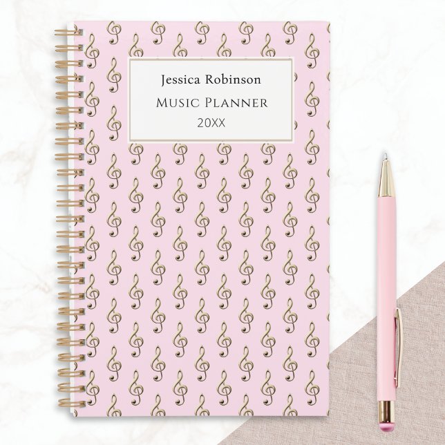 Treble Clef Motif Élégant Pink Music Thème (A pink planner with faux gold treble clefs pattern, personalized with name, planner title and year)