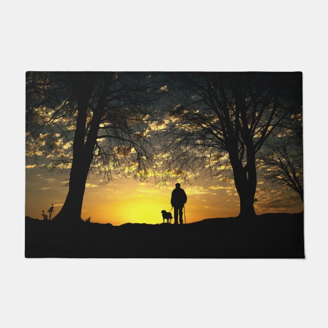 Tree Silhouette von Mann und Hund bei Sonnenunterg Fußmatte (Vorderseite)