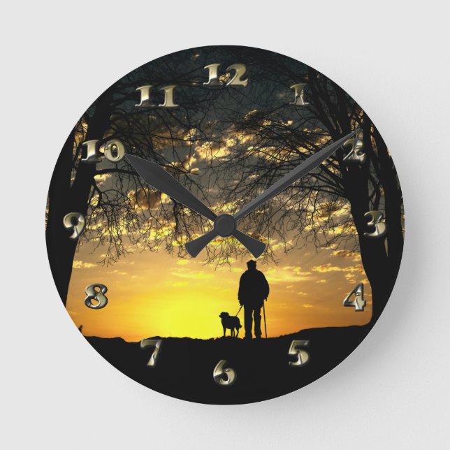 Tree Silhouette von Mann und Hund bei Sonnenunterg Runde Wanduhr (Vorderseite)