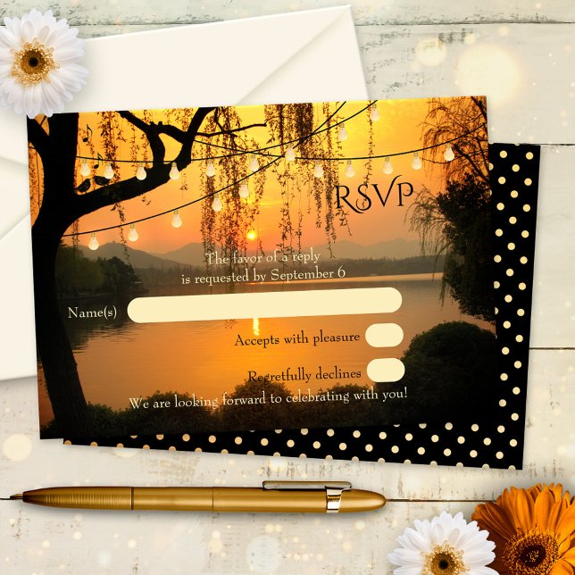 Tree String Lights Sunset Wedding RSVP Card Karte (Wedding RSVP card with string lights on a tree overlooking the water at sunset)