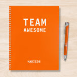 Treffen der Personalisierten Notes des Funny Team Notizbuch<br><div class="desc">Funny Team Personalisiert Notes Office Meeting Notebook enthält den Text "Team Phantastisch" mit Ihrem personalisierten Namen unten auf einem neonorangen Hintergrund. Personalisieren Sie diese,  indem Sie den Text in dem dafür vorgesehenen Textfeld bearbeiten. Entwickelt für Sie von ©Evco Studio www.zazzle.com/store/evcostudio</div>