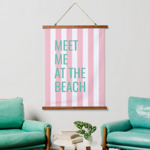 Treffen Sie mich am Strand rosa Cabana Streifen Wandteppich Mit Holzrahmen
