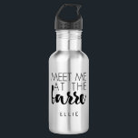 Treffen Sie mich an der Barre | Personalisiertes B Trinkflasche<br><div class="desc">Mit dieser niedlichen Wasserflasche bleibe man in der nächsten Ballett- oder Barriereklasse hydriert. Design bietet "Meet Me at the Barre" in modernen Blockschriften und handgeschriebenen Schriften. Verwenden Sie das optionale Personalisierungsfeld,  um einen Namen,  ein Monogramm oder einen Namen Ihrer Tanzschule oder Ihres Studios hinzuzufügen.</div>