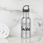 Treffen Sie mich an der Barre | Personalisiertes B Trinkflasche<br><div class="desc">Mit dieser niedlichen Wasserflasche bleibe man in der nächsten Ballett- oder Barriereklasse hydriert. Design bietet "Meet Me at the Barre" in modernen Blockschriften und handgeschriebenen Schriften. Verwenden Sie das optionale Personalisierungsfeld,  um einen Namen,  ein Monogramm oder einen Namen Ihrer Tanzschule oder Ihres Studios hinzuzufügen.</div>