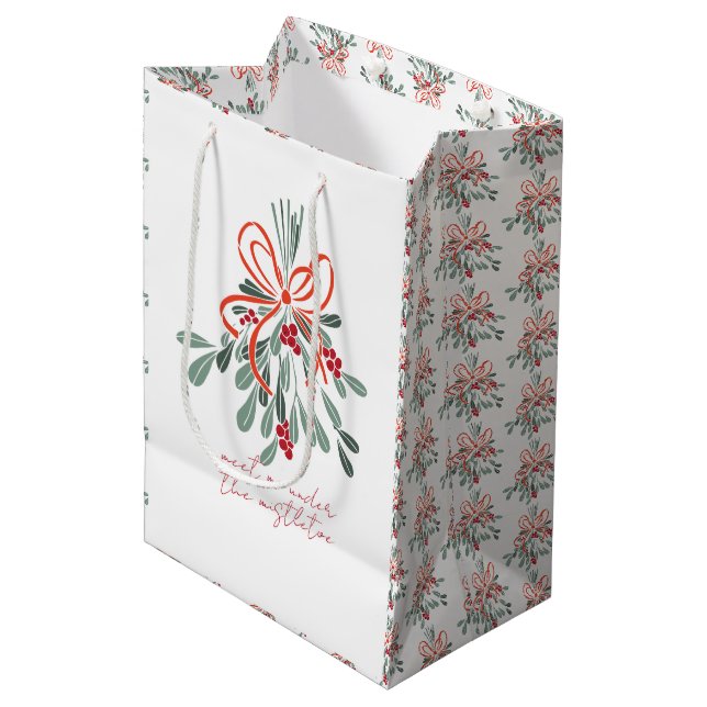 Treffen Sie mich unter dem Mistletoe Mittlere Geschenktüte (Vorderseite Schrägansicht)