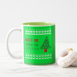 Treffen Sie mich unter dem Mistleton Zweifarbige Tasse