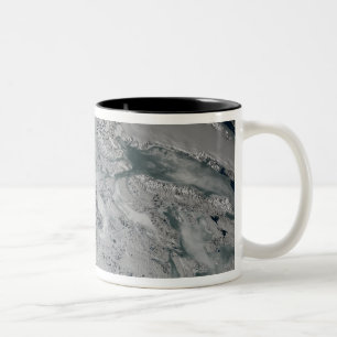 Treibeis über Nordamerika Zweifarbige Tasse