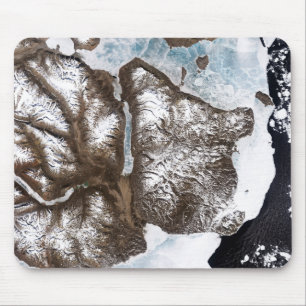 Treibeis zeichnet die Küstenlinie in OstGreenlan Mousepad