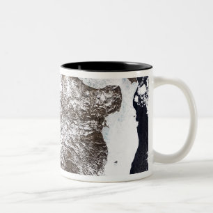 Treibeis zeichnet die Küstenlinie in OstGreenlan Zweifarbige Tasse