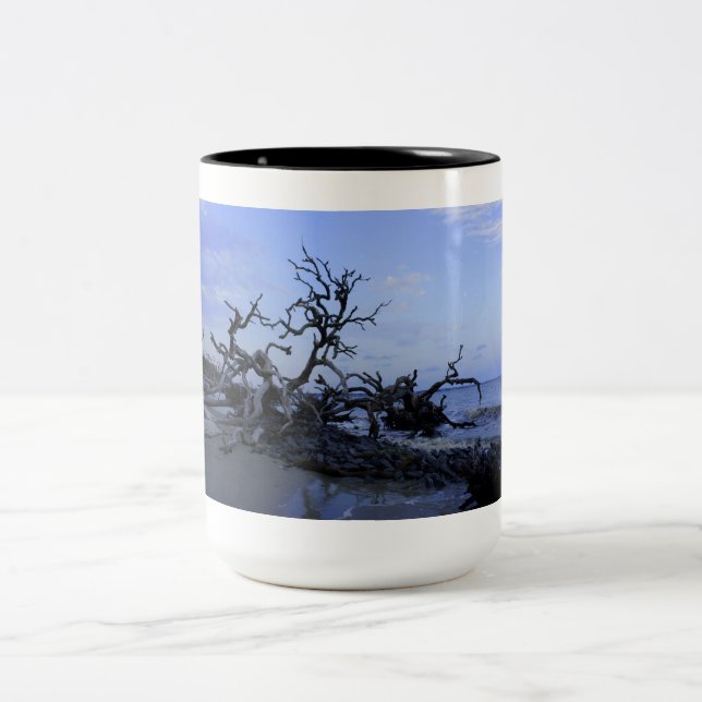 Treibholz-Sonnenuntergang Zweifarbige Tasse (Mittel)