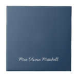 Trend Color - Seriöse blaue Keramik Fliese<br><div class="desc">Die trendige Federschattierung: Serious Dark Blue. Entspannen Sie in der Wohngestaltung mit unserer modernen und stilvollen Keramik-Kachel, die in einem hübschen handgeschriebenen Schriftart einen individuellen Namen trägt. Das elegante und minimalistische Design in solider Farbe verleiht zeitlosen Anklang und ist damit perfekt für sich selbst oder als nachdenkliches Geschenk für Freunde,...</div>
