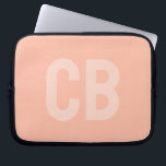 Trend Color Soft Peach Notebook Sleeve<br><div class="desc">Die trendige Frühlingsfarbe: Soft Peach. Moderner und stilvoller Laptop-Sleeve mit individualisierbarem Monogramm in einem minimalistischen Schriftart. Das schlichte und saubere Design in einer soliden Farbe bietet einen zeitlosen und klassischen Anklang. Entdecken Sie unsere Frühlingsfarben für weitere Produkte in der gleichen Farbe oder entdecken Sie andere stilvolle Farben, die zu Ihrem...</div>