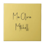 Trend Color Soft Yellow Name Keramik Tile Fliese<br><div class="desc">Die lebendige Frühlingsschattierung: Weich gelb. Entspannen Sie in der Wohngestaltung mit unserer modernen und stilvollen Keramik-Kachel, die in einem hübschen, handgeschriebenen Schriftart in klassischem Schwarz einen individuellen Namen trägt und wie eine Signatur aussieht. Das elegante und minimalistische Design in kräftigen Farben verleiht zeitlosen Anklang und ist somit perfekt für den...</div>