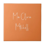 Trend Farbe Frische Mandarine Keramik Fliese<br><div class="desc">Der kräftige Frühlingsschatten: Frische Mandarine. Entspannen Sie in Ihrer Wohngestaltung mit unserer modernen und stilvollen Keramik, die in einem hübschen, handgeschriebenen Schriftart einen individuellen Namen trägt und wie eine Signatur aussieht. Das elegante und minimalistische Design in kräftigen Farben verleiht zeitlosen Anklang und ist somit perfekt für den persönlichen Gebrauch oder...</div>