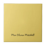 Trend-Farbe - Gelbe Keramik-Folie Fliese<br><div class="desc">Der kräftige Frühlingsschatten: Frische Mandarine. Entspannen Sie in der Wohngestaltung mit unserer modernen und stilvollen Keramik, die einen individuellen Namen in einem hübschen, handgeschriebenen Schriftart trägt. Das elegante und minimalistische Design in kräftigen Farben verleiht zeitlosen Anklang und ist somit perfekt für den persönlichen Gebrauch oder als nachdenkliches Geschenk für Freunde,...</div>