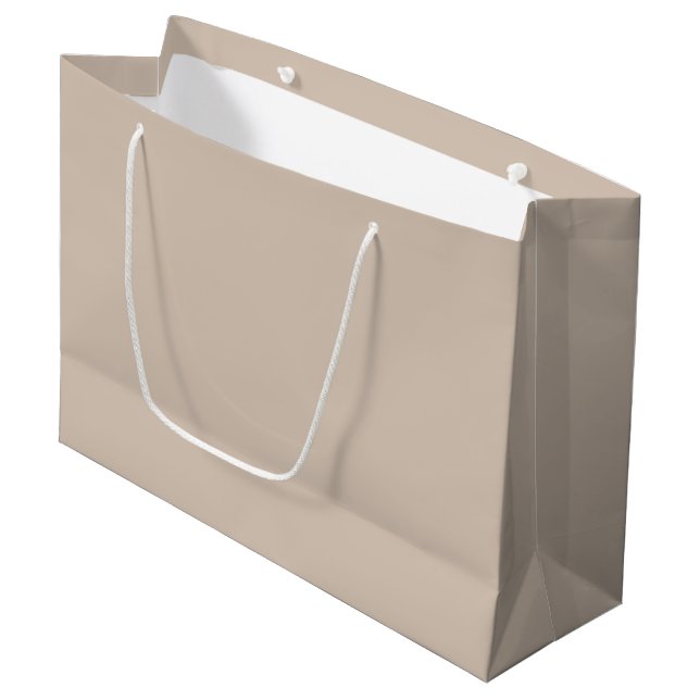 Trend Farbe - Soft Taupe Große Geschenktasche Große Geschenktüte (Vorderseite Schrägansicht)