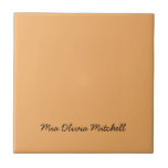 Trend Farbe - Weiche Orange-Keramik Fliese<br><div class="desc">Die trendige Federschattierung: Soft Orange. Entspannen Sie in der Wohngestaltung mit unserer modernen und stilvollen Keramik-Kachel, die in einem hübschen handgeschriebenen Schriftart einen individuellen Namen trägt. Das elegante und minimalistische Design in solider Farbe verleiht zeitlosen Anklang und ist damit perfekt für sich selbst oder als nachdenkliches Geschenk für Freunde, Familie...</div>