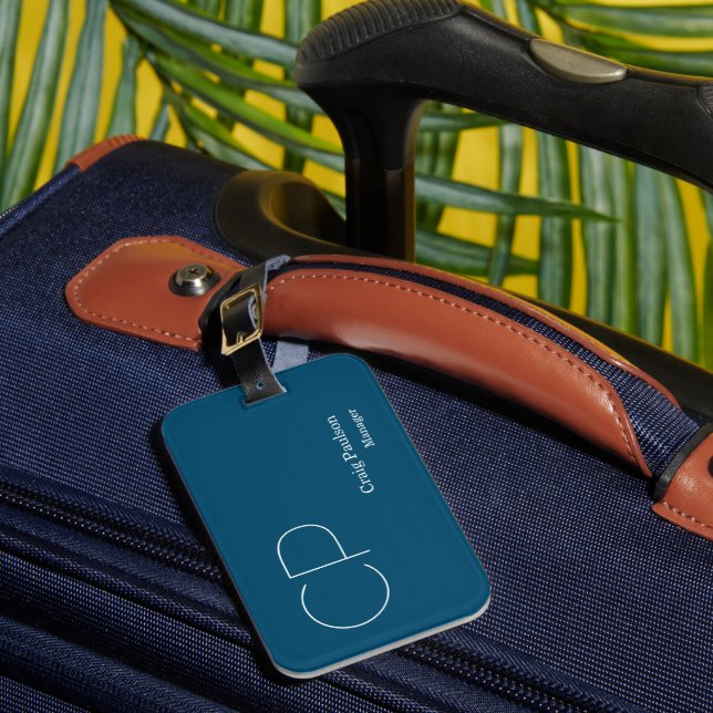 Trendblau weiß Minimalistisch Modern Monogram Gepäckanhänger (Vorderseite Insitu 1)