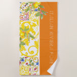 Trendfarbenfrohe italienische Majolika Tile Strandtuch<br><div class="desc">Wer würde ohne Strandtuch reisen?! Dieses wunderschön gestaltete Stück von ©runnymarmalade mit italienischen Majolika Fliesen ist ein Muss für Ihren Sommerurlaub!.. Passen Sie die Nachricht über das benutzerfreundliche Personalisierungsmenü an. Dieses Badetuch ist Teil der Kollektion "Italienische Majolika Art". Weitere Reisezubehör finden Sie in dieser farbenfrohen Kollektion. Für spezielle Anfragen oder...</div>