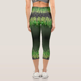 Trendgrüne schwarze Glam tropfend Halloween Thema Capri Leggings