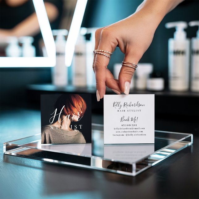 Trendhaar Stylistin Foto Quadratische Visitenkarte (Trendy hair stylist white script hairdresser photo)