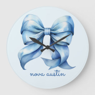 Trendige blaue Schleife personalisiert mit Namen M Große Wanduhr